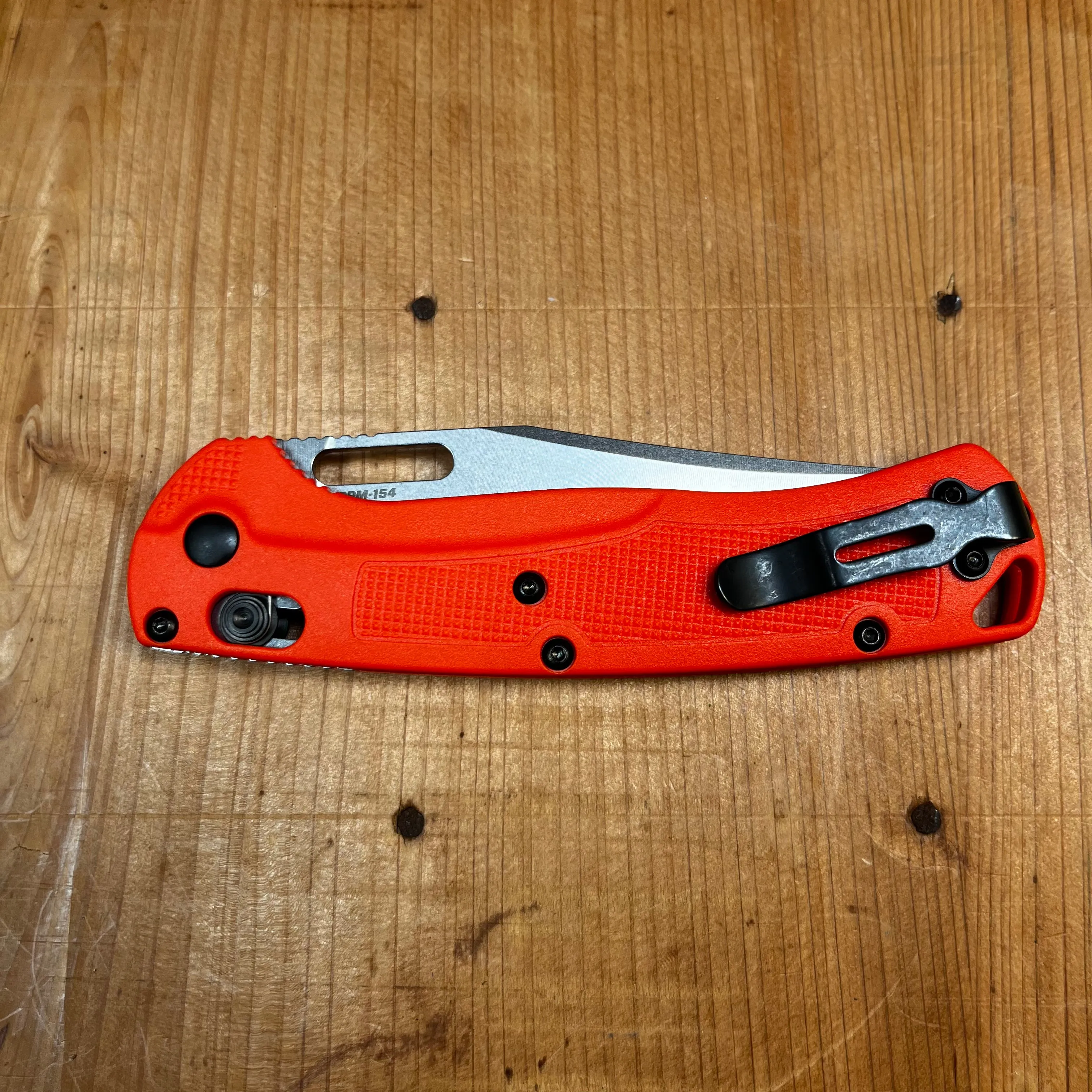 Benchmade 15535 Taggedout Clip Point CPM-154 AXIS Lock Orange Grivory Handle