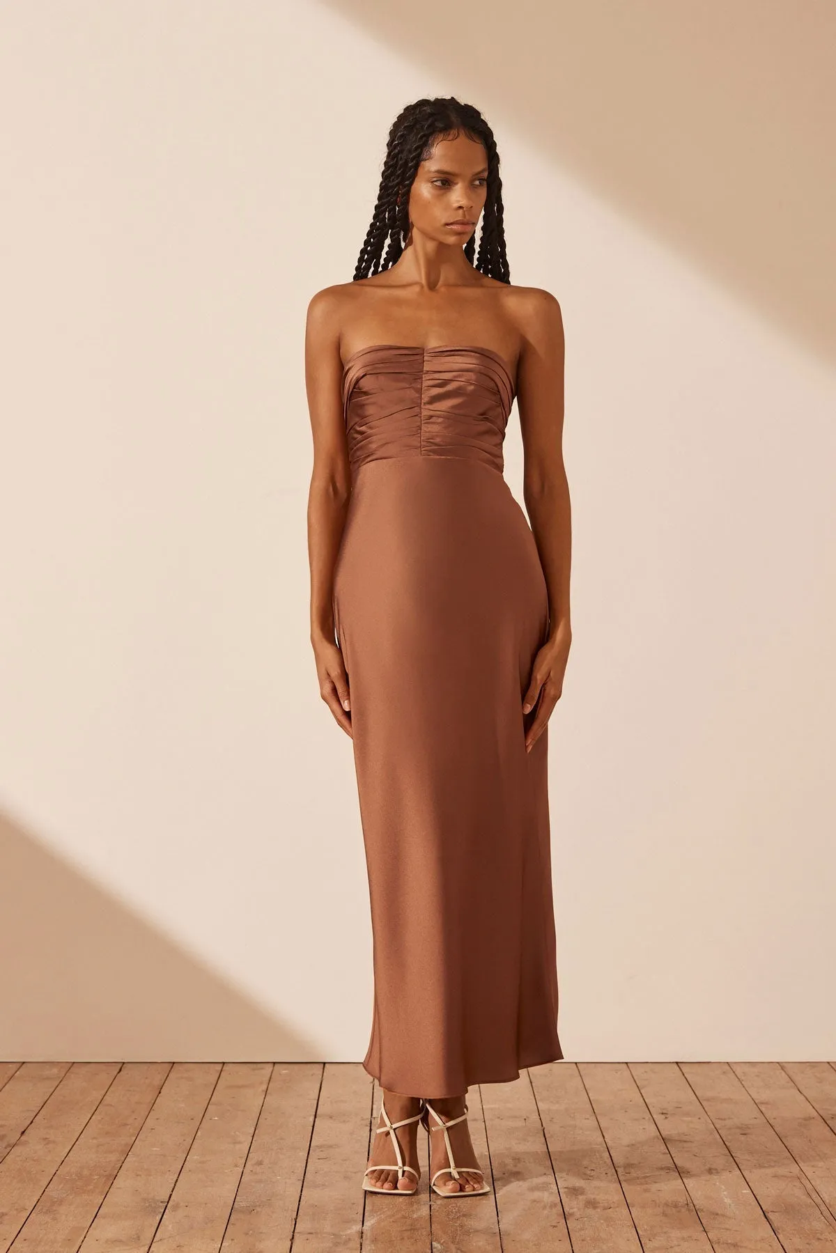 LUXE STRAPLESS RUCHED BODICE MIDI DRESS - MOCHA