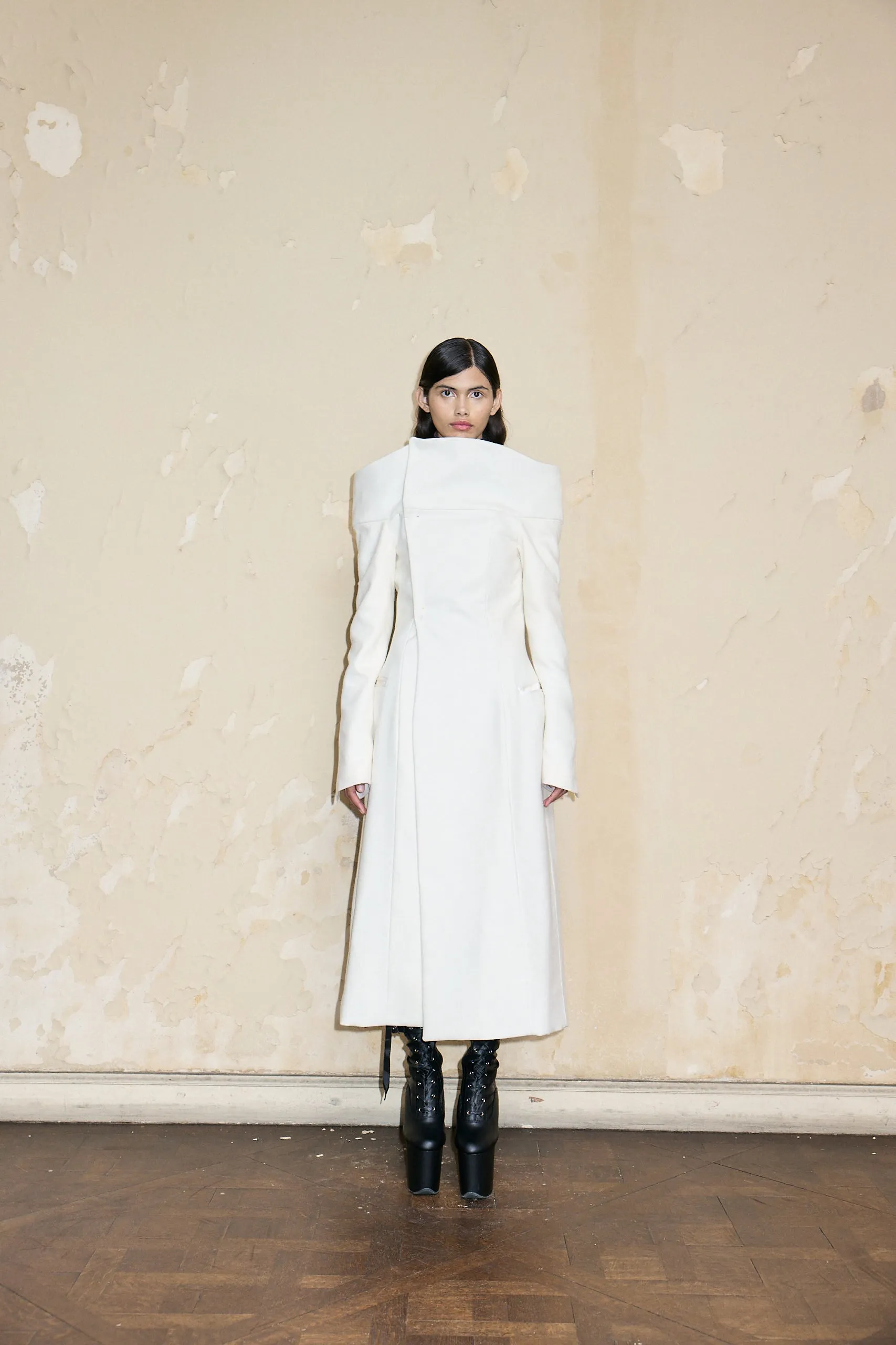 TRIUNVIRATO COAT OFF WHITE *PRE ORDER*